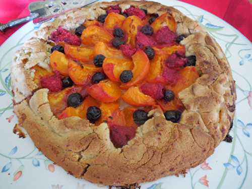 Tarte rustique aux abricots, framboises et myrtilles