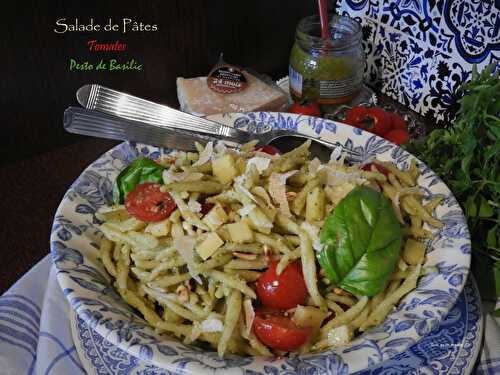 Salade de pâtes au pesto de basilic, tomates et emmental