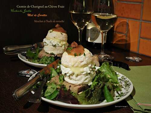 Crottin de Chavignol au chèvre frais, fines herbes du jardin et miel de carotte, mesclun à l’huile de noisette