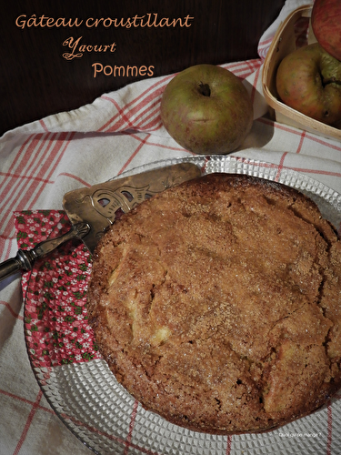 Gâteau au yaourt avec beaucoup de pommes sous une croûte croustillante