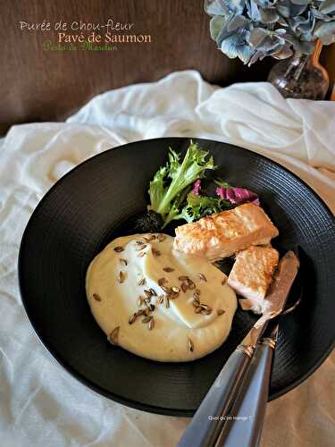 Pavé de saumon sur purée de chou-fleur, pesto de mesclun