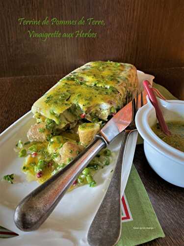 Terrine de pommes de terre aux petits pois et baies roses, vinaigrette aux herbes