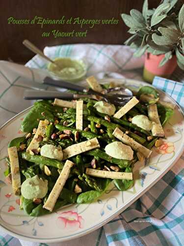 Epinards, asperges vertes et pistaches au yaourt vert