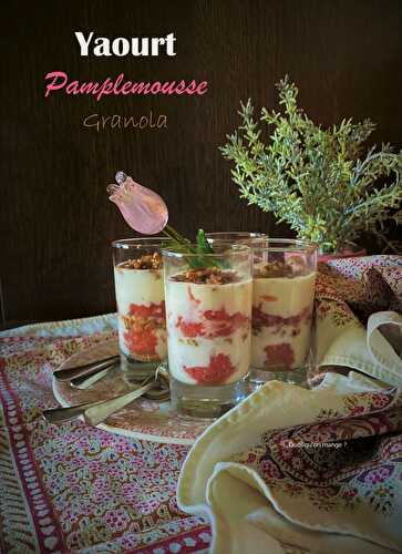 Parfait de yaourt au pamplemousse et au granola maison