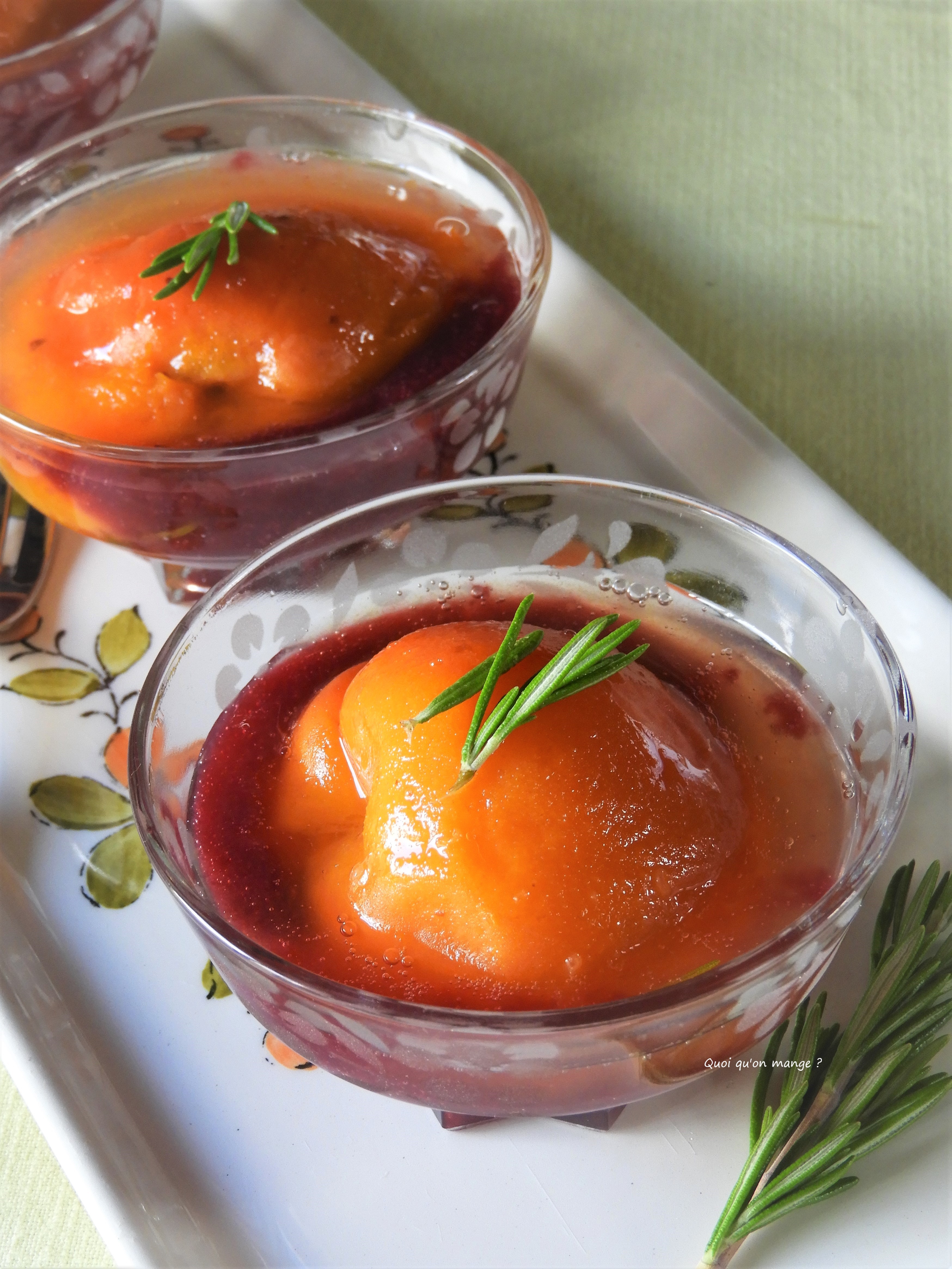 Abricots pochés au romarin sur coulis de myrtilles