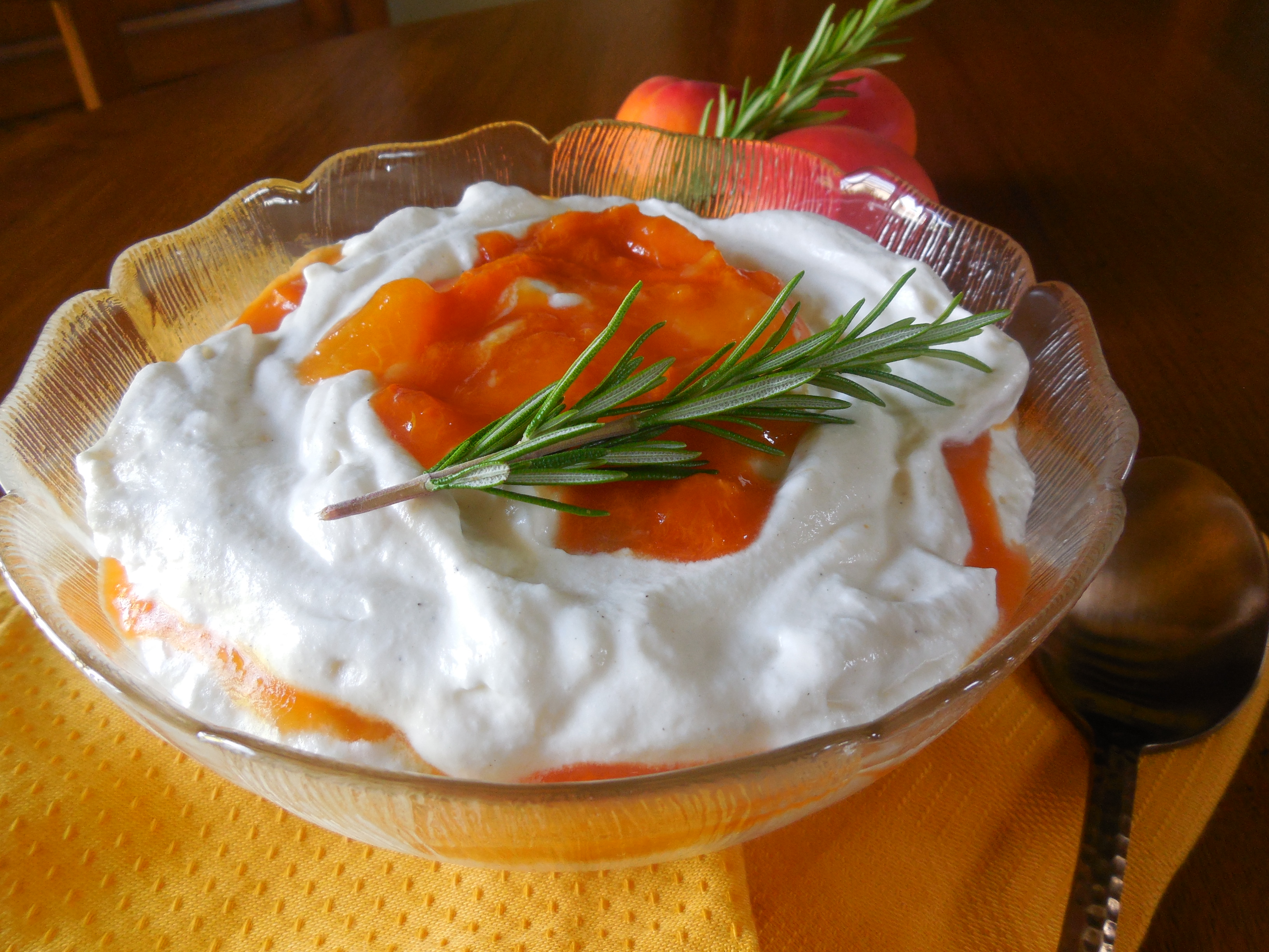 Crémet d’Anjou et compotée d’abricots au romarin