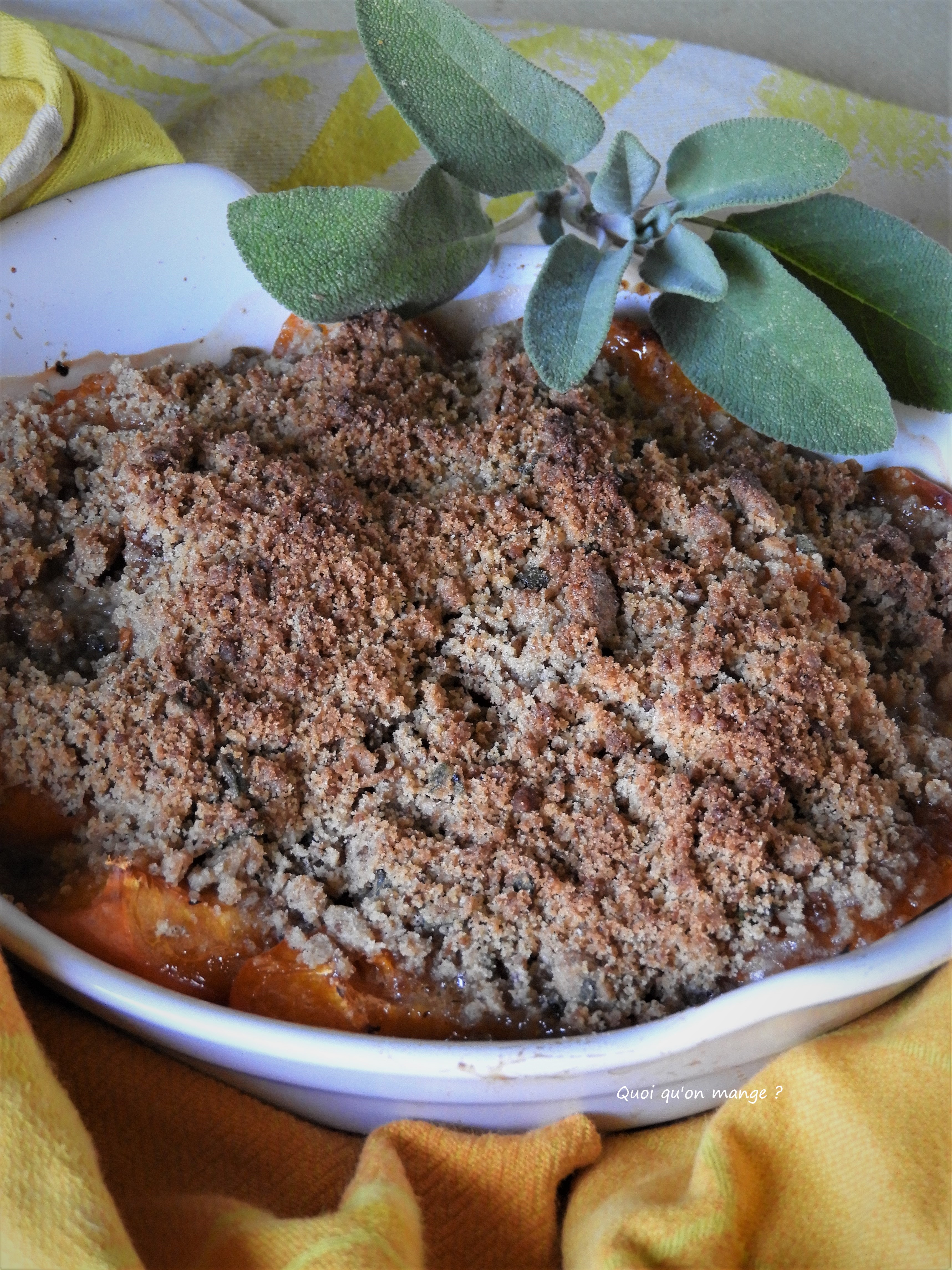 Crumble abricots parfumé à la sauge