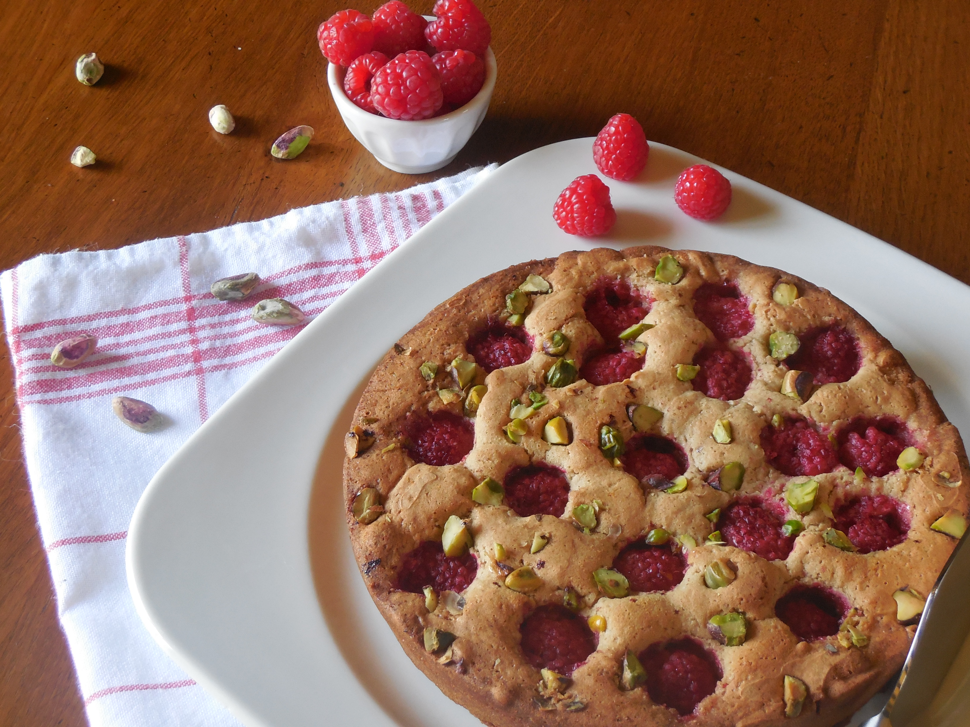 Gâteau aux framboises et pistaches