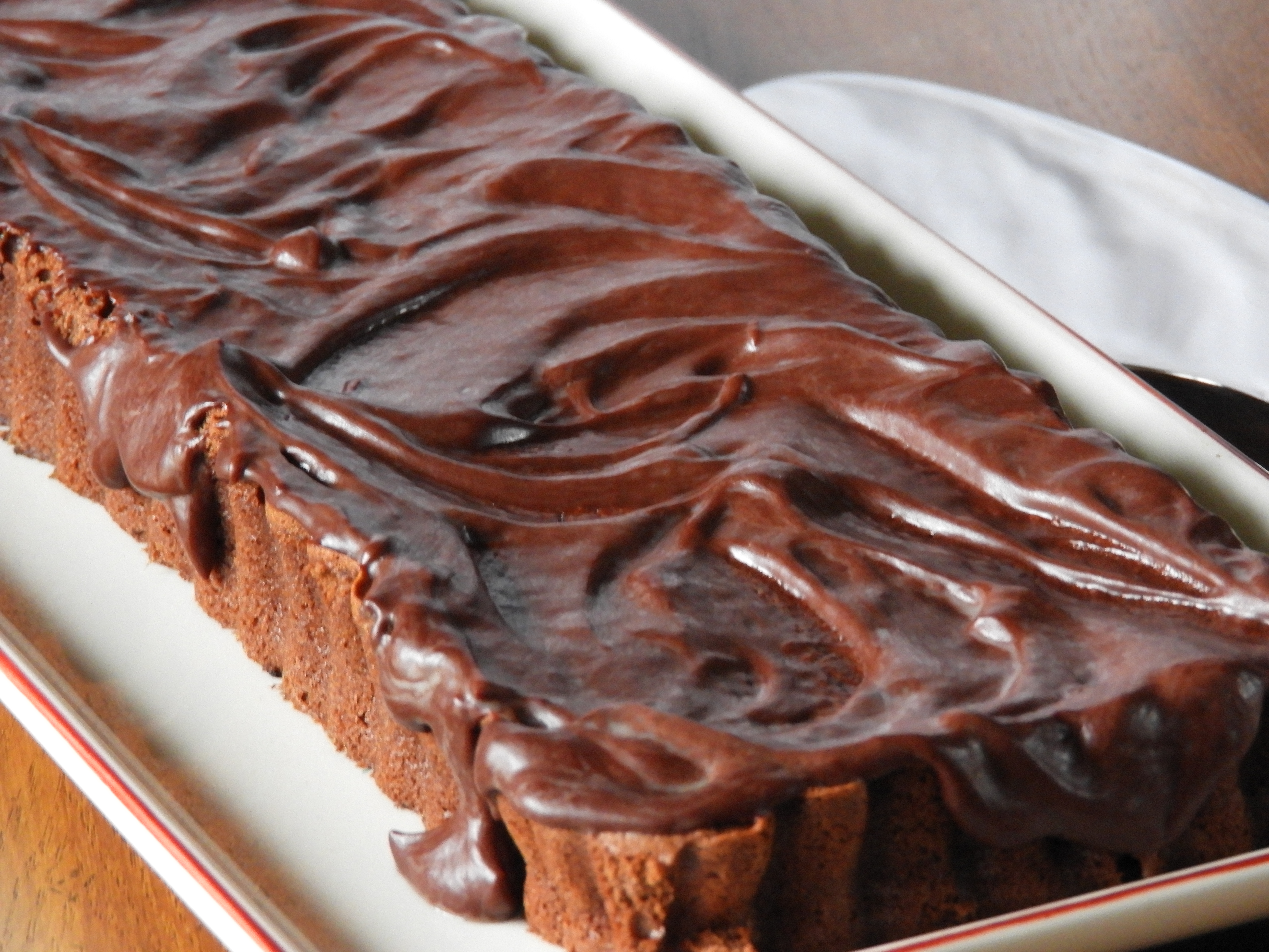 Gâteau moelleux au chocolat sous sa ganache au chocolat