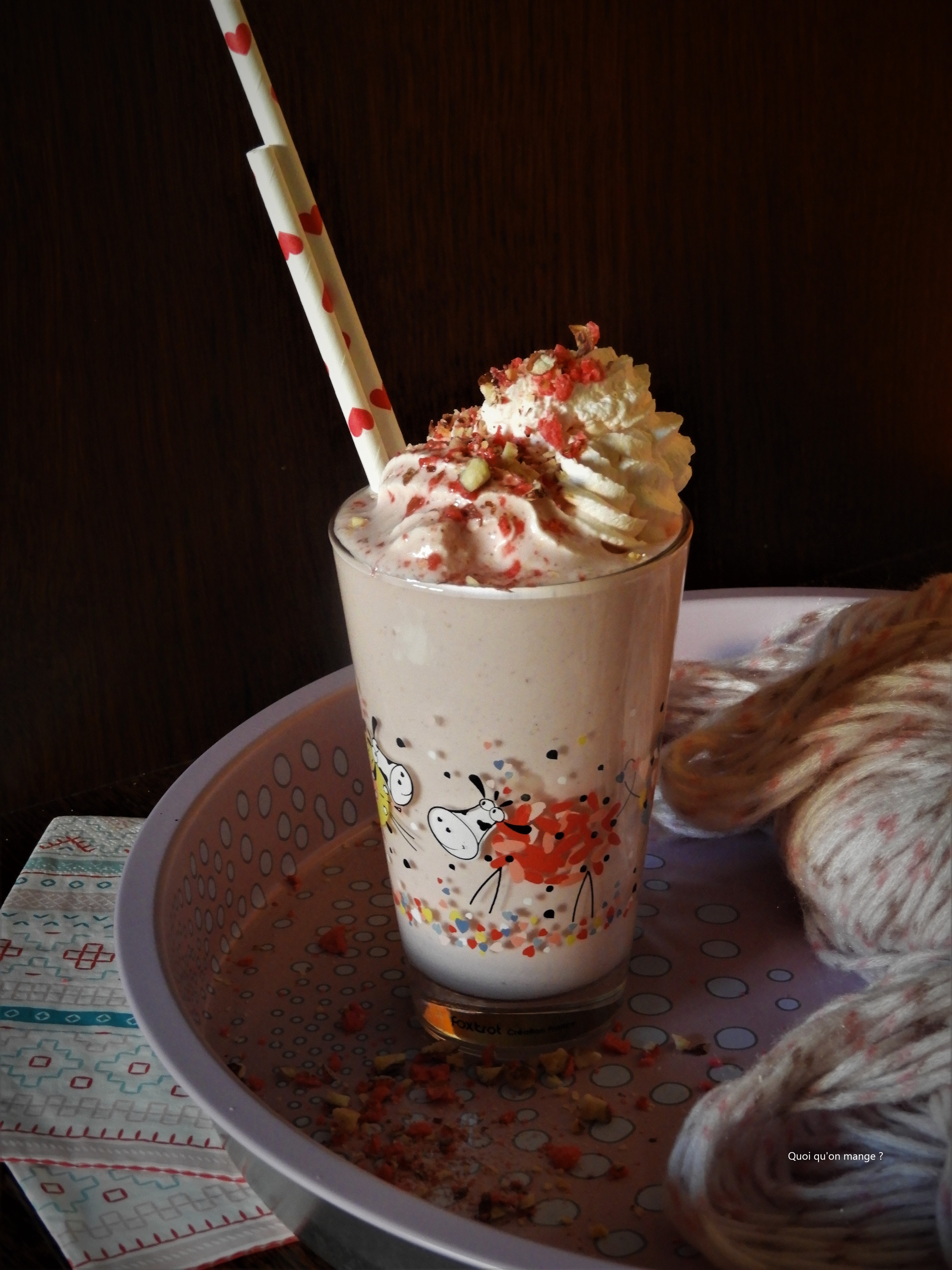 Milkshake banane-framboises délicatement rosé