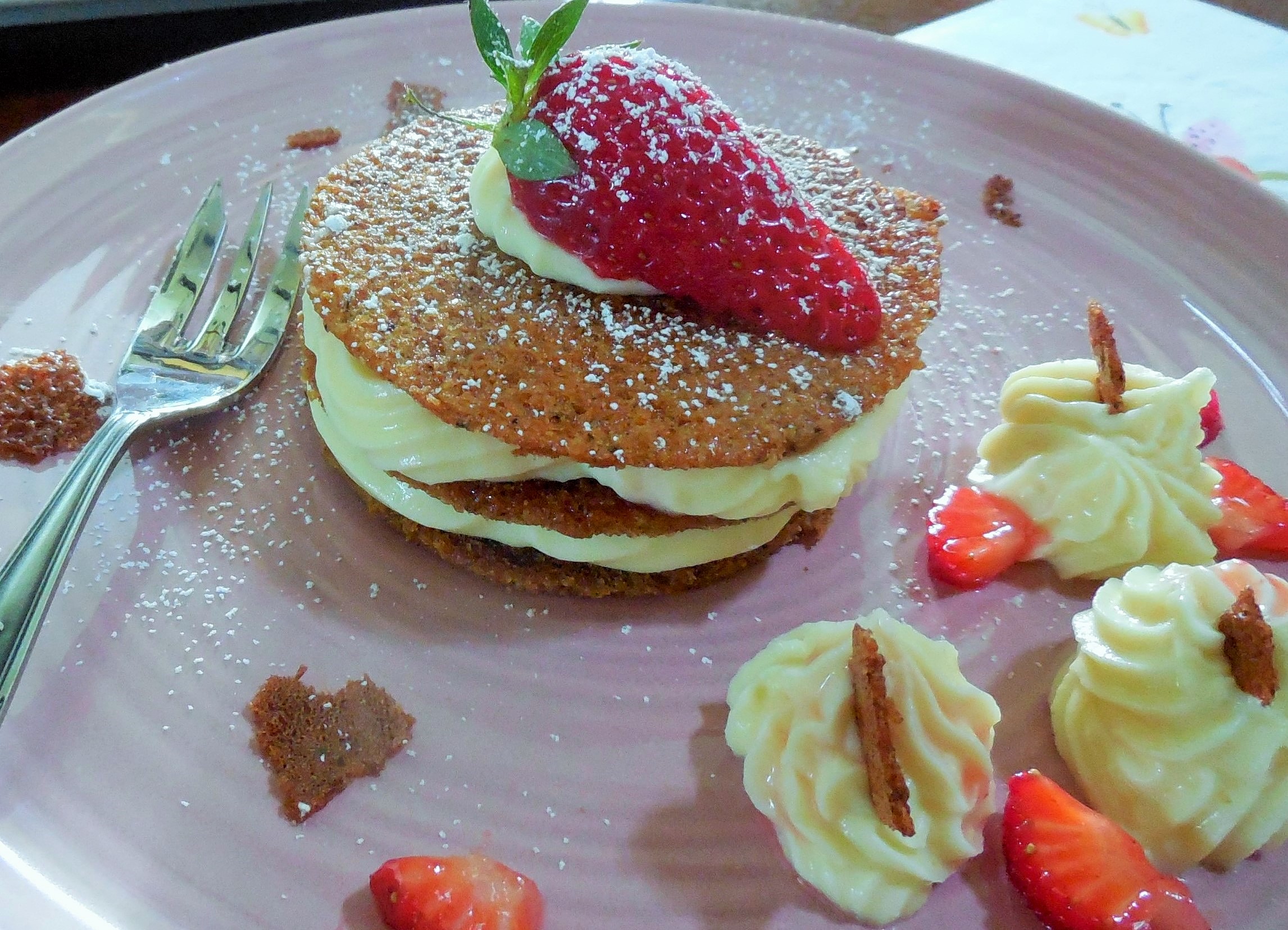 Millefeuille croquant au sarrasin, mousse chocolat blanc et fraises