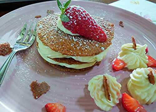 Millefeuille croquant au sarrasin, mousse chocolat blanc et fraises