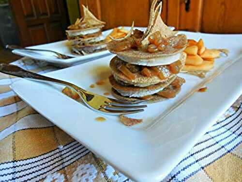 Millefeuille d’andouille et compotée d’oignon, pommes rissolées