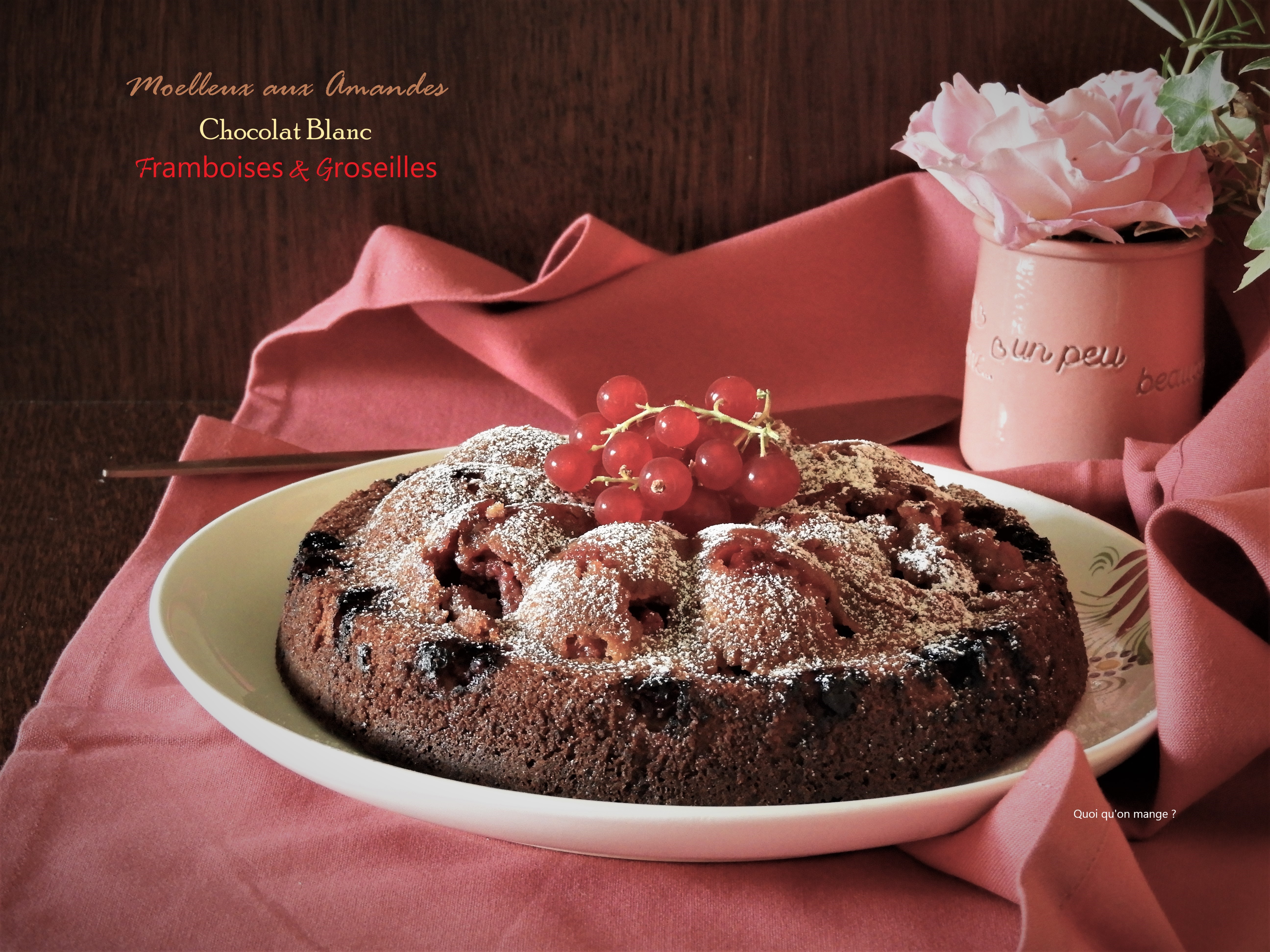 Moelleux aux amandes, chocolat blanc, framboises et groseilles