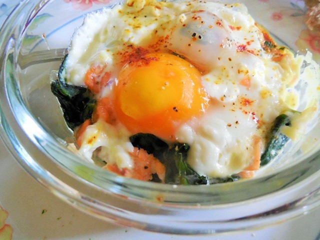 Oeuf cocotte au saumon fumé et épinards