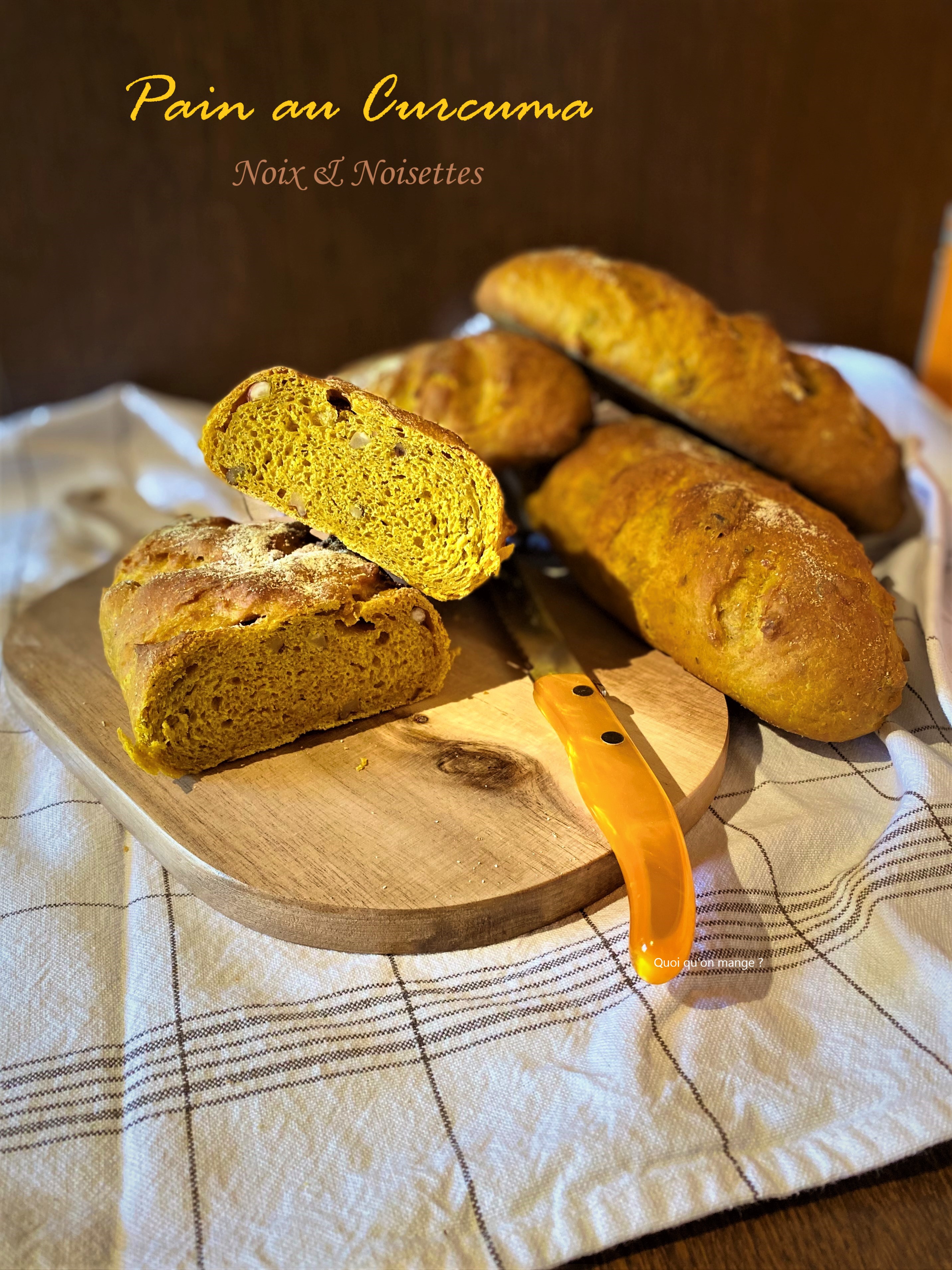 Pain au curcuma, noix et noisettes