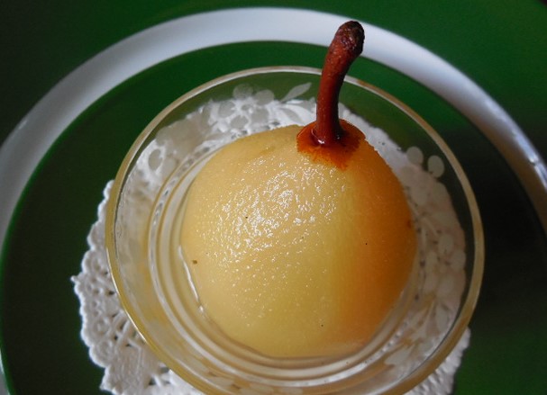 Poire pochée, infusion thym et romarin