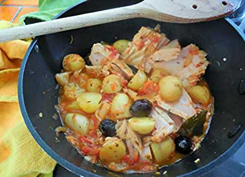 Pommes de terre confites à la tomate, olives noires et thon