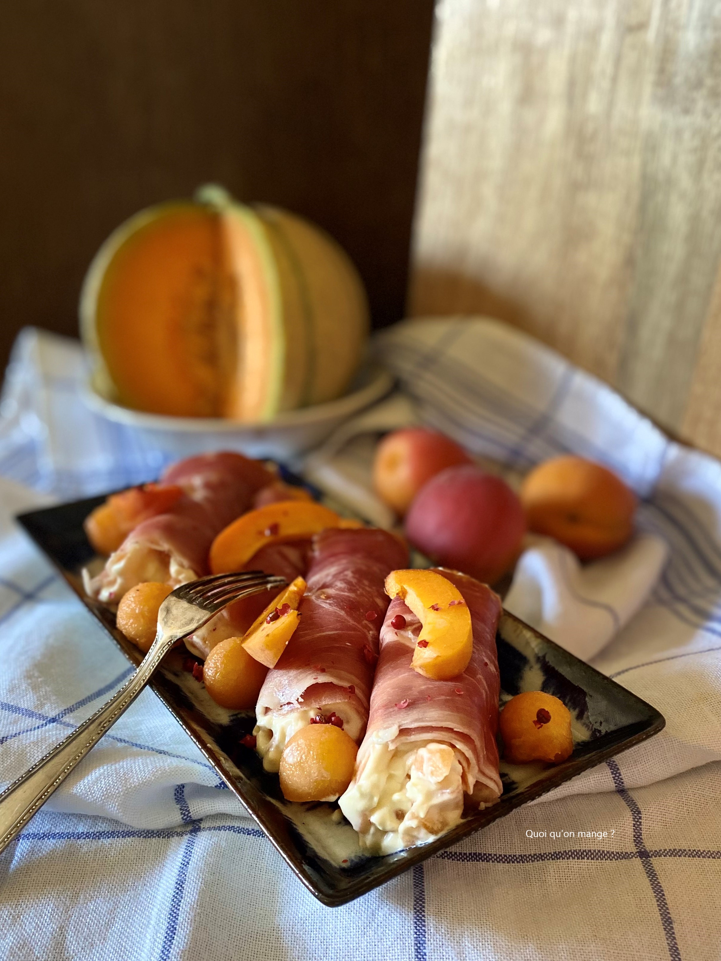 Rouleaux de jambon Serrano farcis au melon et aux abricots