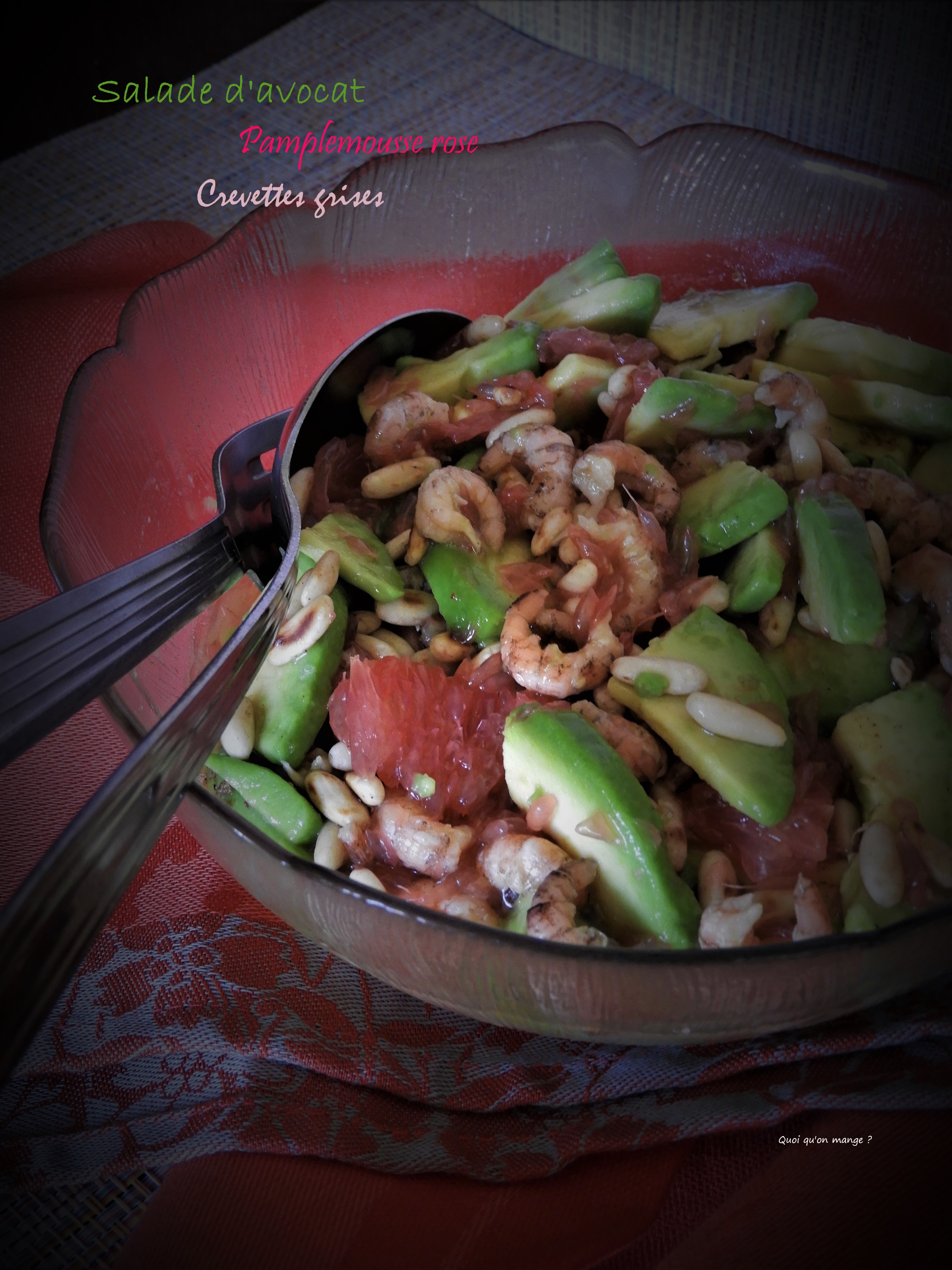 Salade avocat, pamplemousse rose et crevettes grises