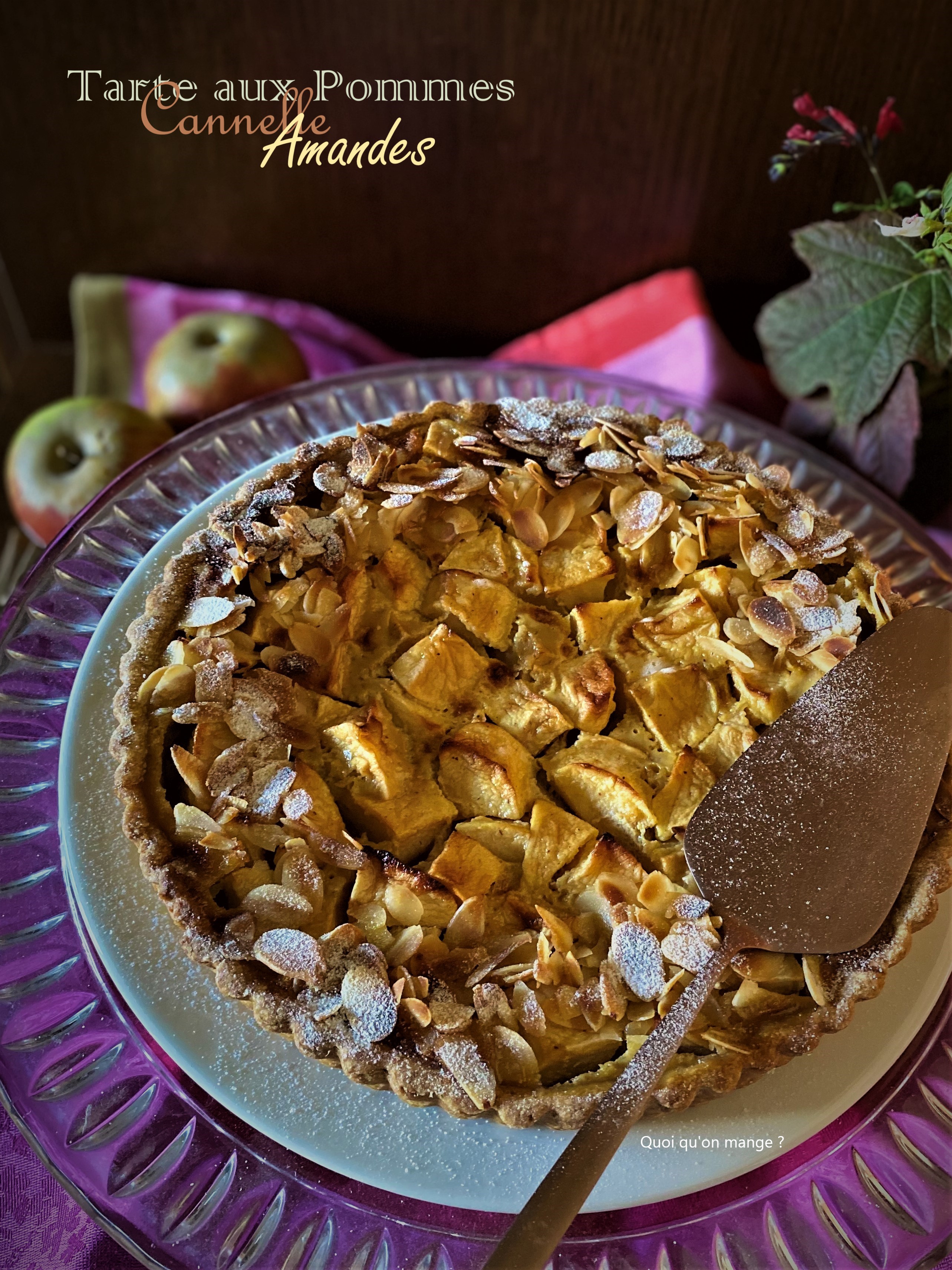 Tarte aux pommes, crème à la cannelle et amandes caramélisées