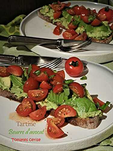 Tartine beurre d’avocat et tomates cerise