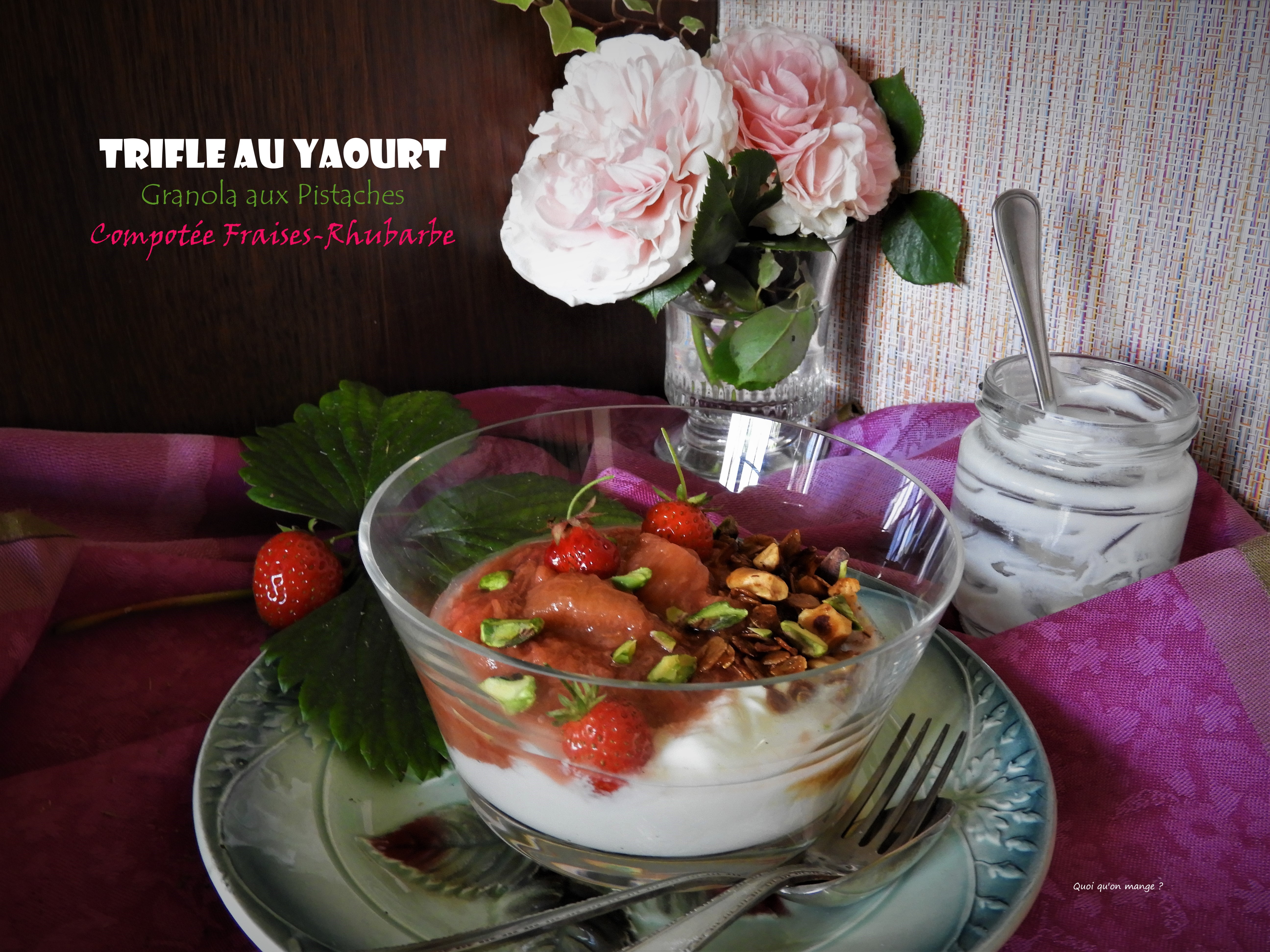 Trifle yaourt, granola pistaches et compotée fraises-rhubarbe