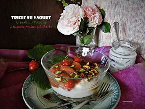 Trifle yaourt, granola pistaches et compotée fraises-rhubarbe