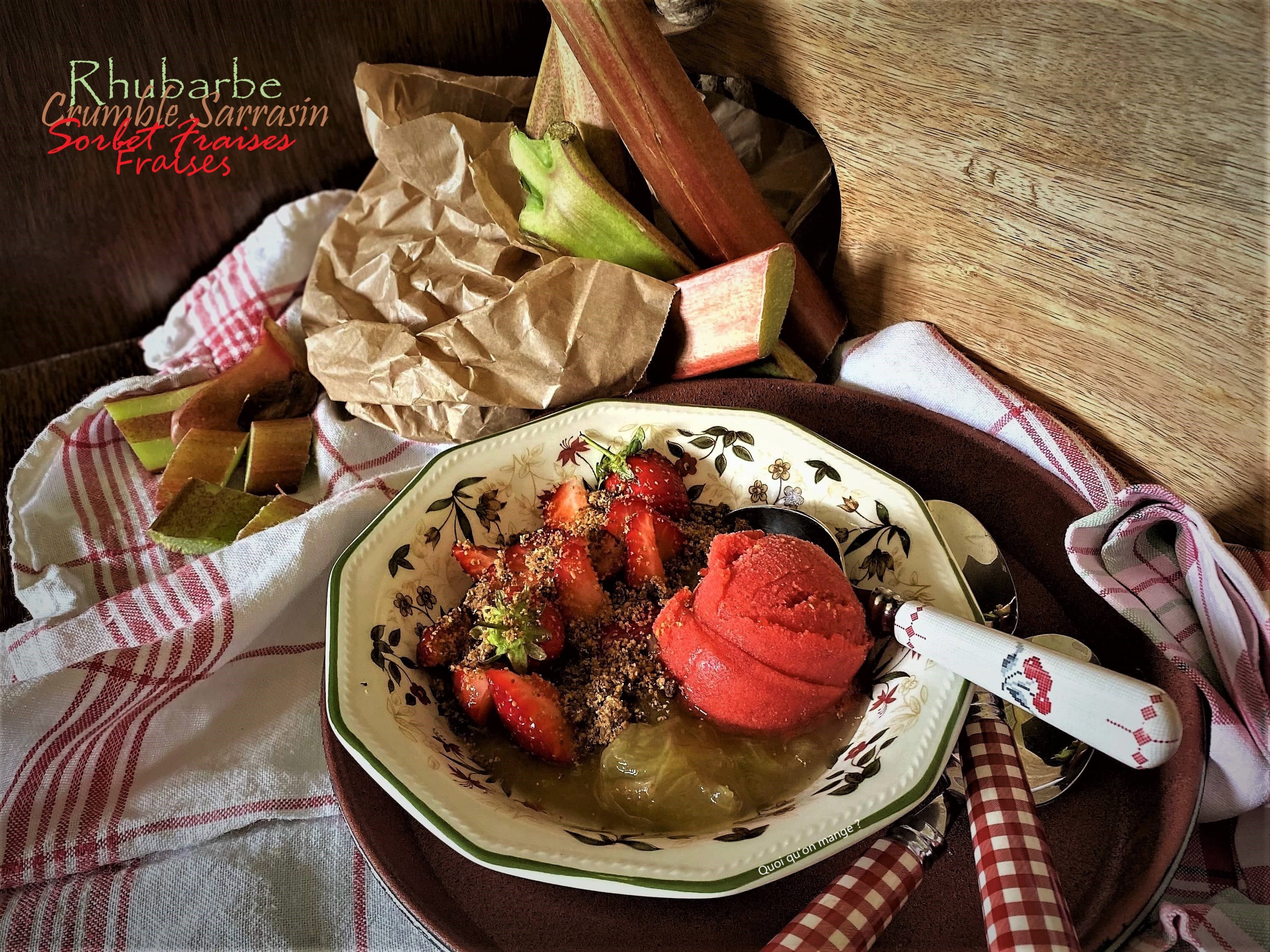 Compotée de rhubarbe – crumble sarrasin – fraises fraîches en 2 textures