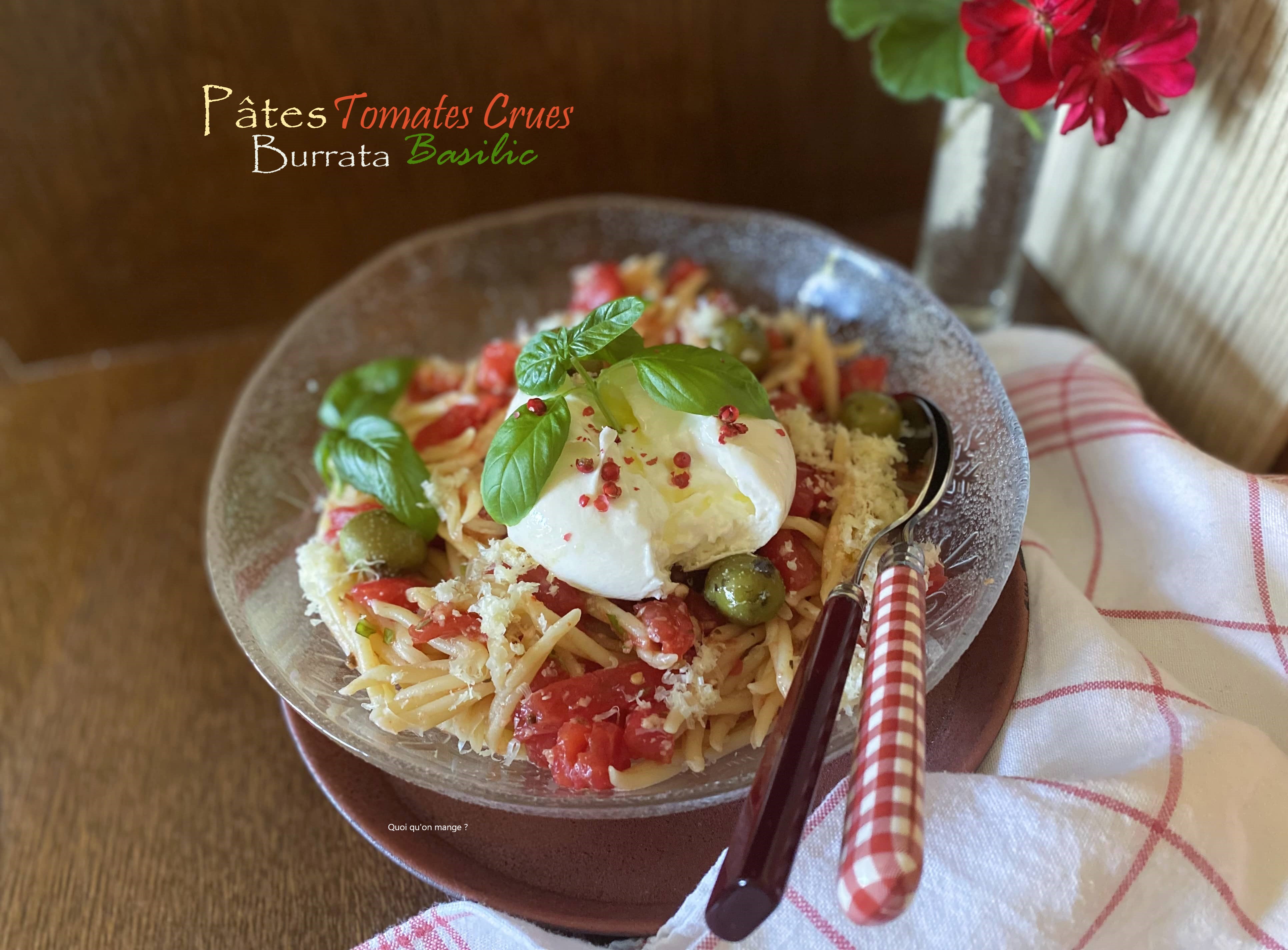 Burrata sur pâtes aux tomates crues et basilic