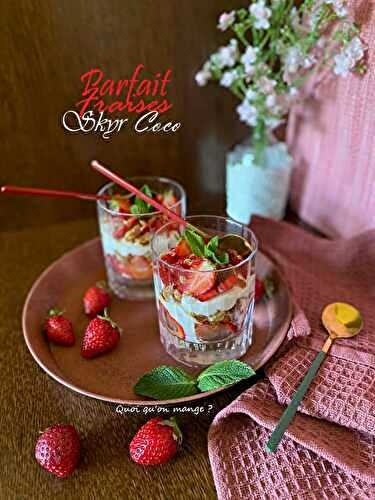 Parfait de Skyr aux Fraises et Noix de Coco – délicieusement facile !