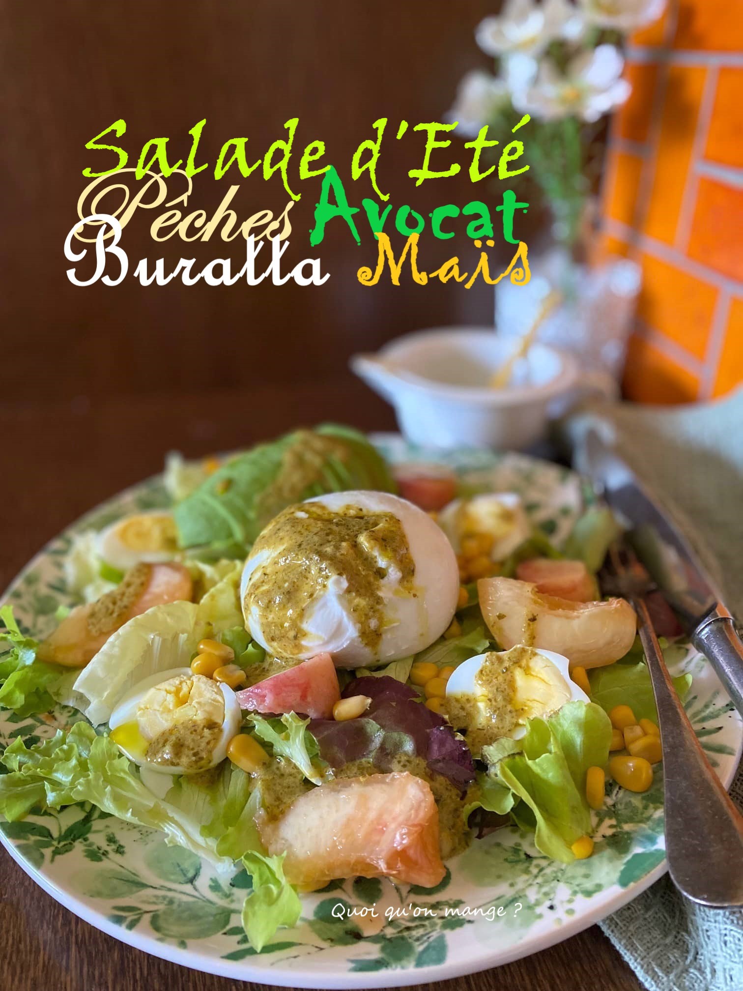 Salade d’Eté aux Pêches et à l’Avocat avec de la Burrata et du Maïs aussi – Une salade fraîche, colorée et gourmande