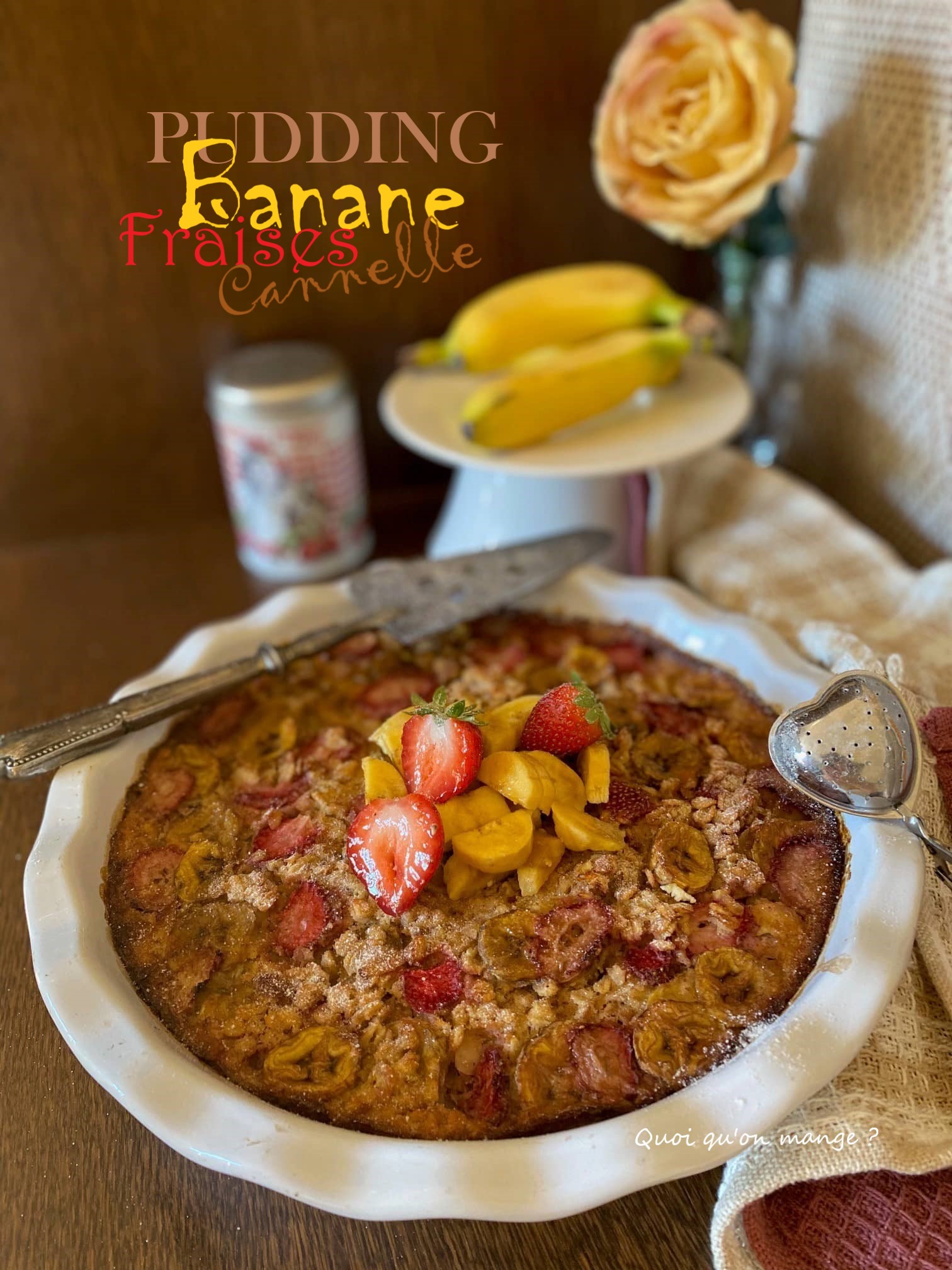 Pudding de Flocons d’Avoine à la Cannelle avec de la Banane et des Fraises