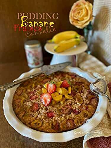 Pudding de Flocons d’Avoine à la Cannelle avec de la Banane et des Fraises
