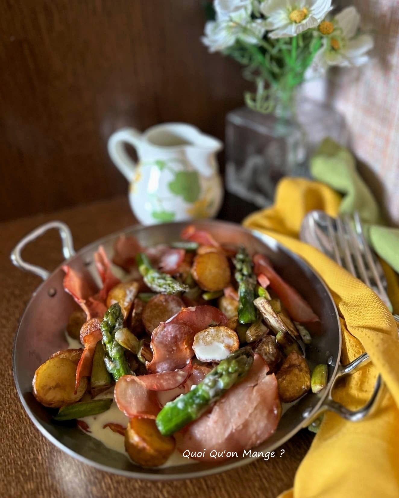 Poêlée Pommes de Terre de Noirmoutier – Asperges Vertes & Bacon grillé | Sauce au Camembert