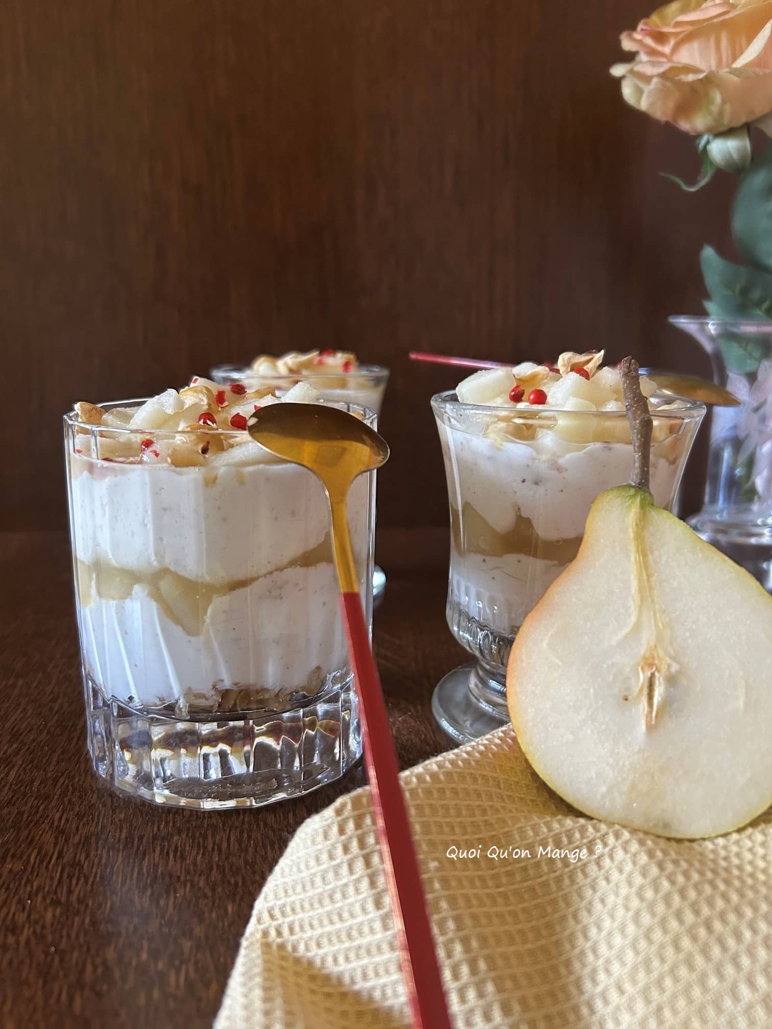 Verrines de Poires rôties au Miel – Yaourt Grec goût Pain d’Epices – Noisettes et Baies Roses