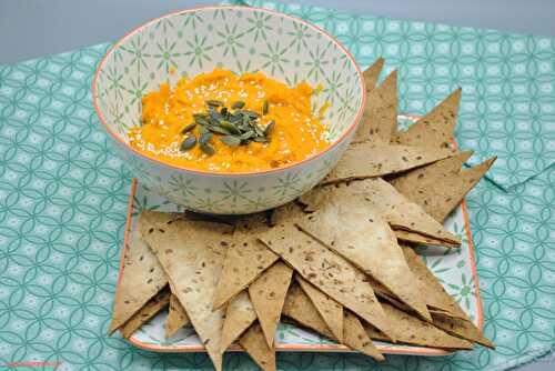 Houmous de potiron et chips de galettes de maïs