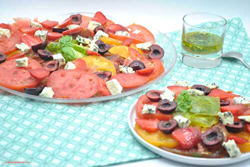 Salade de tomates, fraises, cerises, fromage