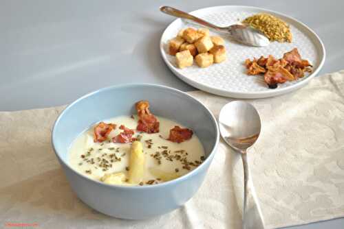 Soupe d'asperges et sa chips de lard