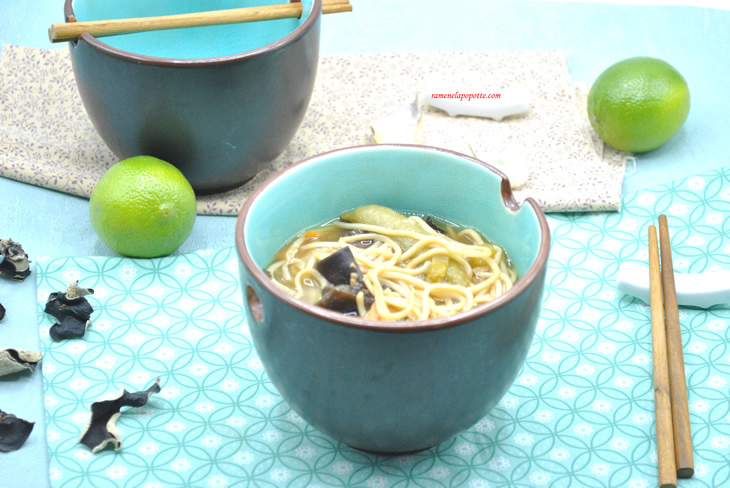 Soupe de nouilles et légumes esprit asiatique