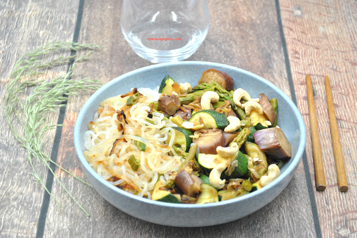 Nouilles de konjac aux légumes de printemps