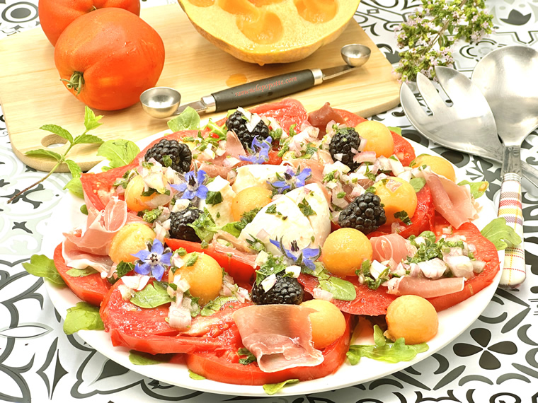 Salade tomate melon burrata jambon