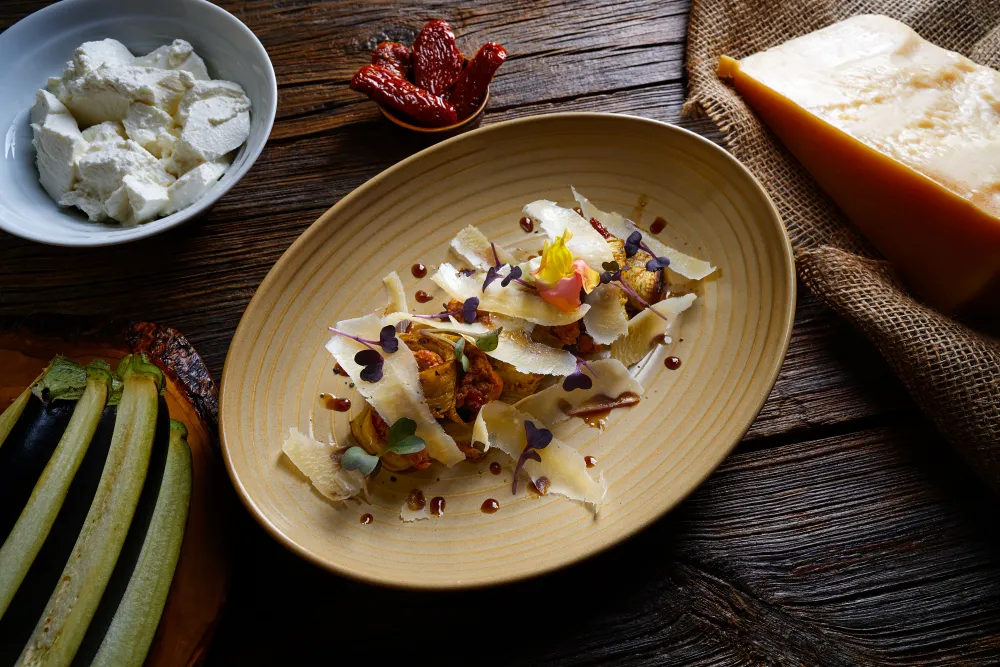 Aubergines grillées au fromage frais et tomates rôties au parmesan