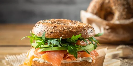 Bagel au saumon fumé et avocat