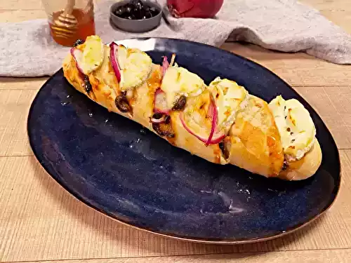 Baguette apéro chèvre, miel et oignons rouges