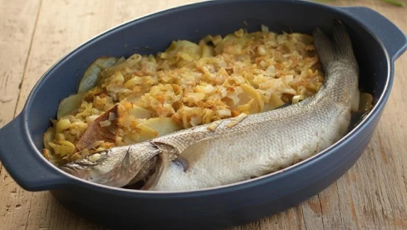 Bar de ligne cuit au plat, pommes de terre au vin blanc