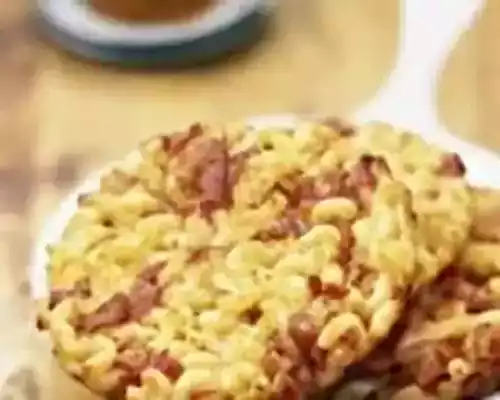 Blinis de coquillettes au bacon et au poivron