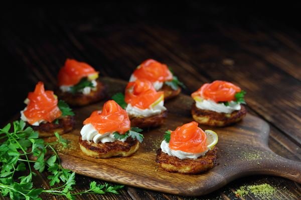 Blinis de saumon et de chèvre au pesto
