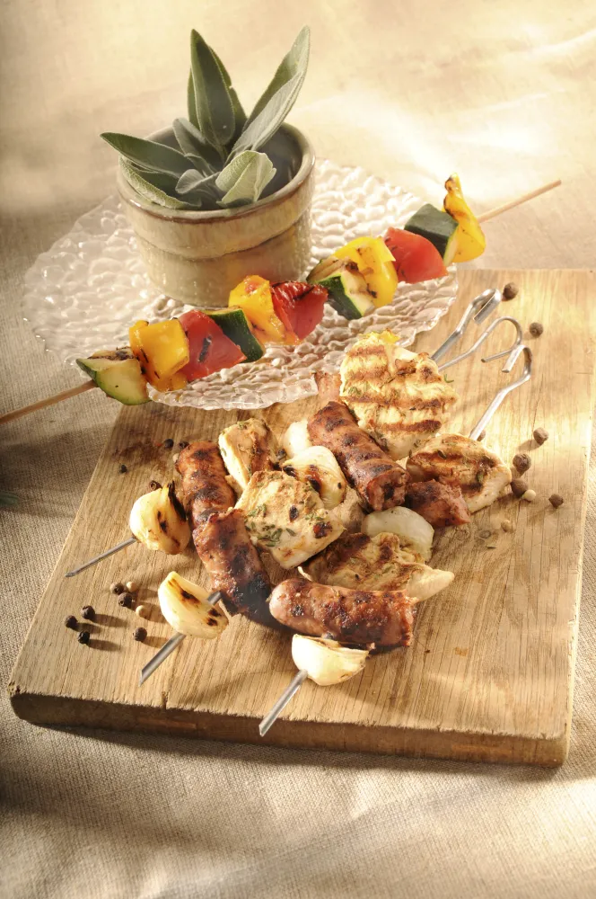 Brochettes mixtes chipolatas et poulet mariné