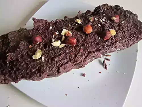 Bûche au chocolat et aux éclats de noisettes sans cuisson